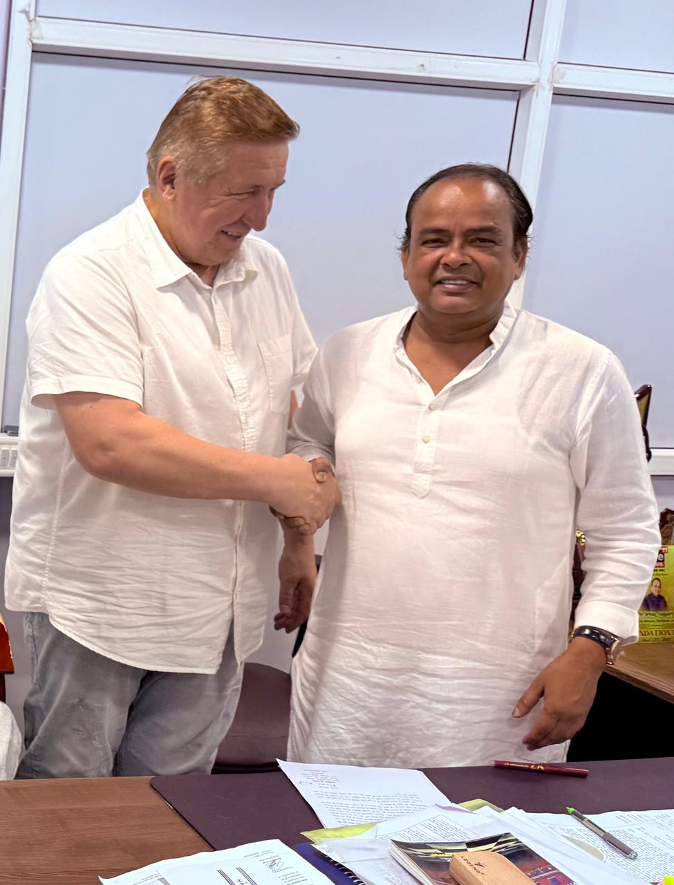 मुलाकात के दौरान मंत्री इरफान अपने मित्र के साथ मुलाकात के दौरान मंत्री इरफान अपने मित्र के साथ