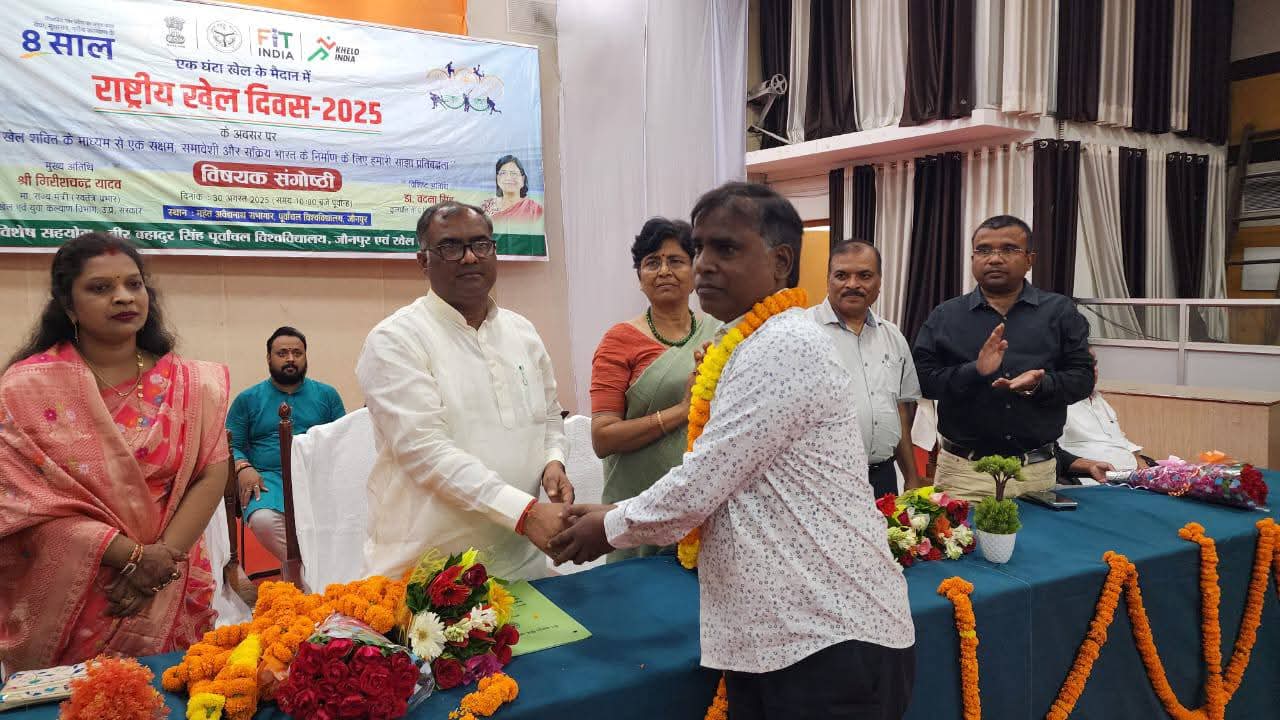 खिलाड़ियों से परिचय प्राप्त करते हुए राज्य मंत्री गिरीश चंद्र यादव खिलाड़ियों से परिचय प्राप्त करते हुए राज्य मंत्री गिरीश चंद्र यादव