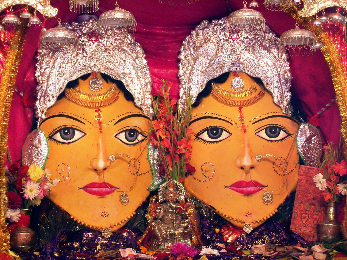 वर्ष 2009 की माता नंदा-सुनंदा की मूर्तियां। वर्ष 2009 की माता नंदा-सुनंदा की मूर्तियां।