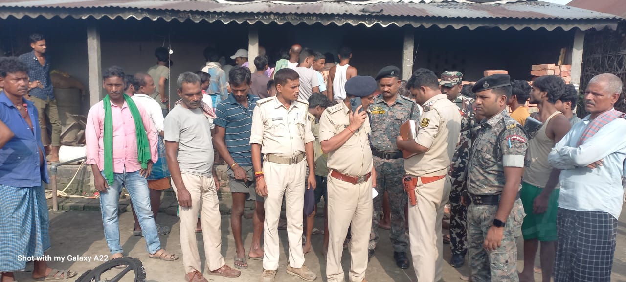 अररिया फोटो:पुलिस जांच करती अररिया फोटो:पुलिस जांच करती
