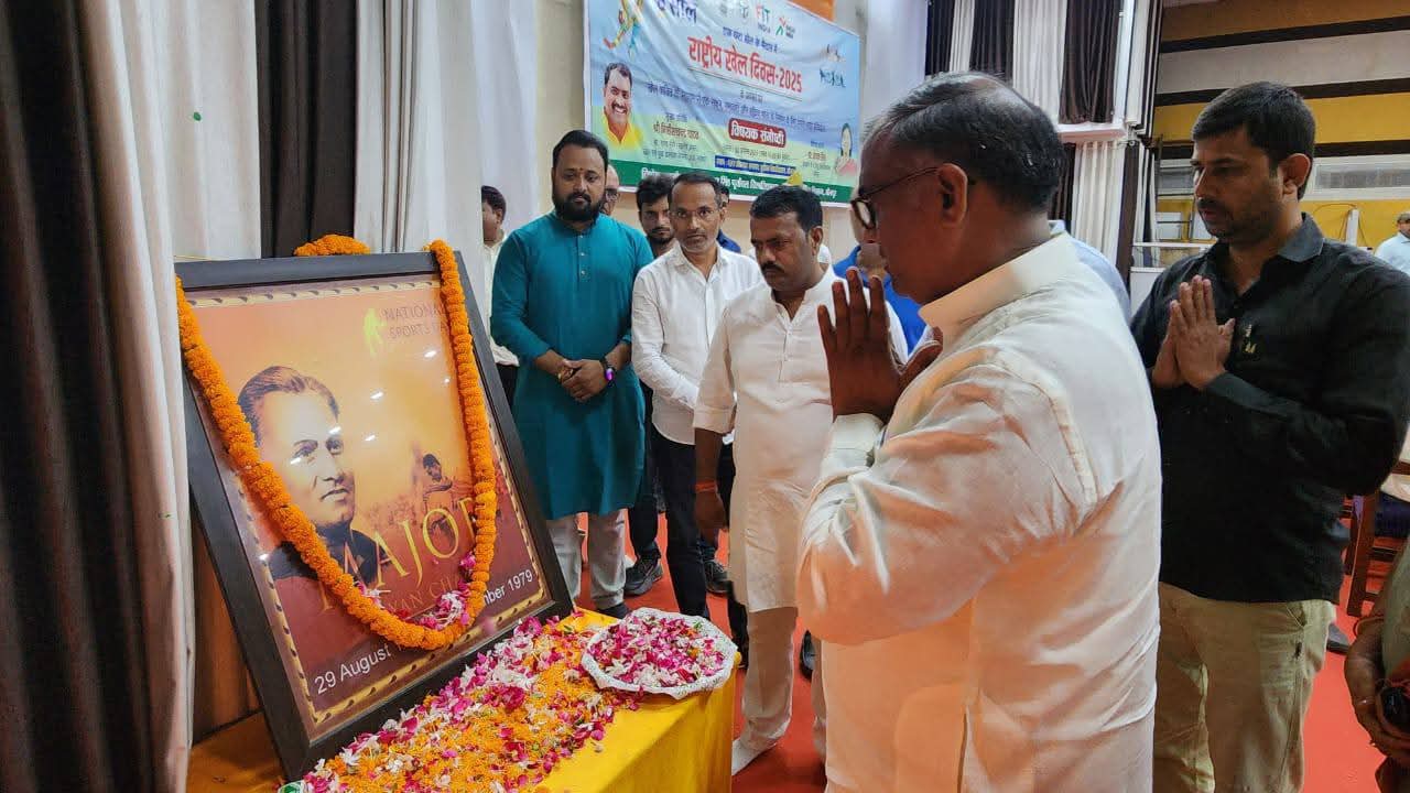राज्य मंत्री गिरीश चंद्र यादव मेजर ध्यान चंद जी को माल्यार्पण करते हुए राज्य मंत्री गिरीश चंद्र यादव मेजर ध्यान चंद जी को माल्यार्पण करते हुए