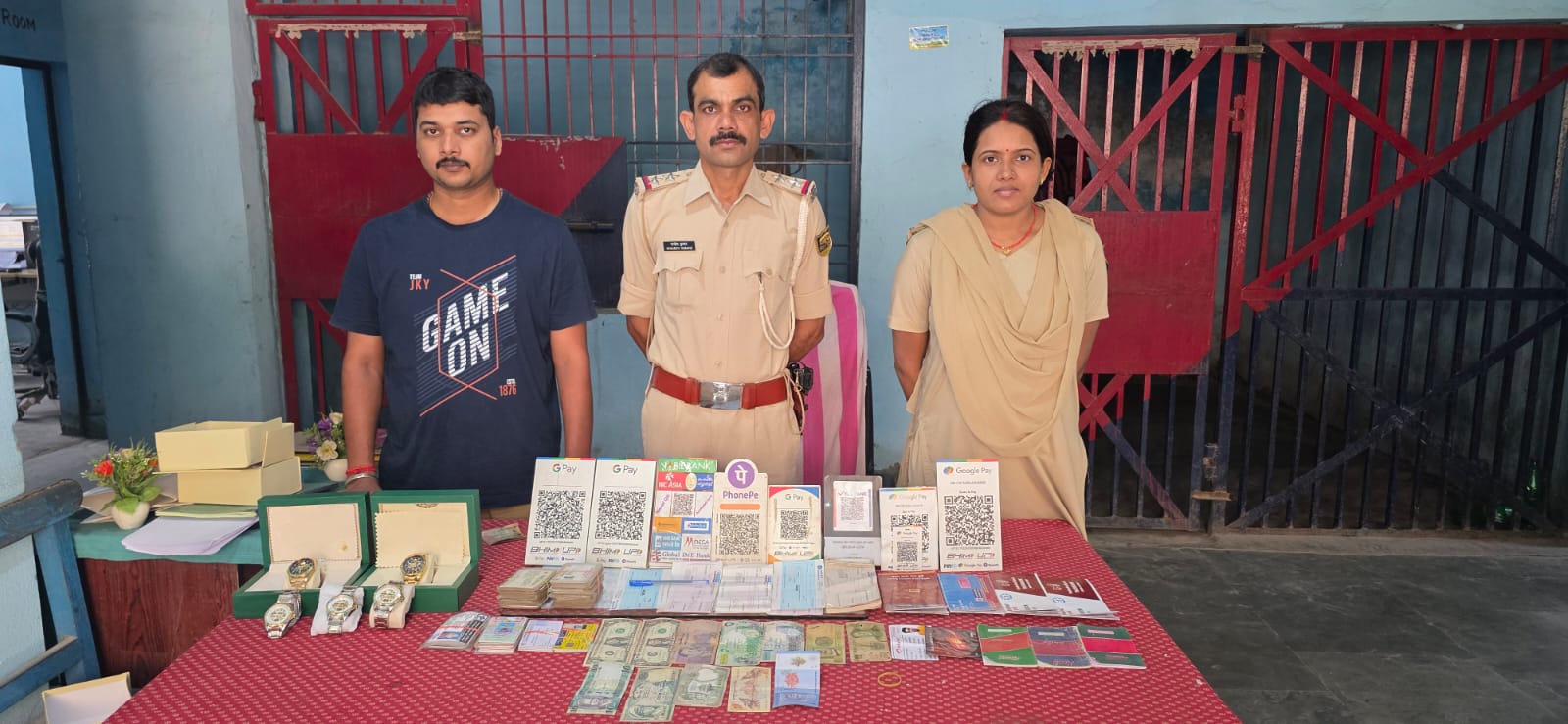 बरामद संदिग्ध दस्तावेजो व सामानो के साथ पुलिस बरामद संदिग्ध दस्तावेजो व सामानो के साथ पुलिस