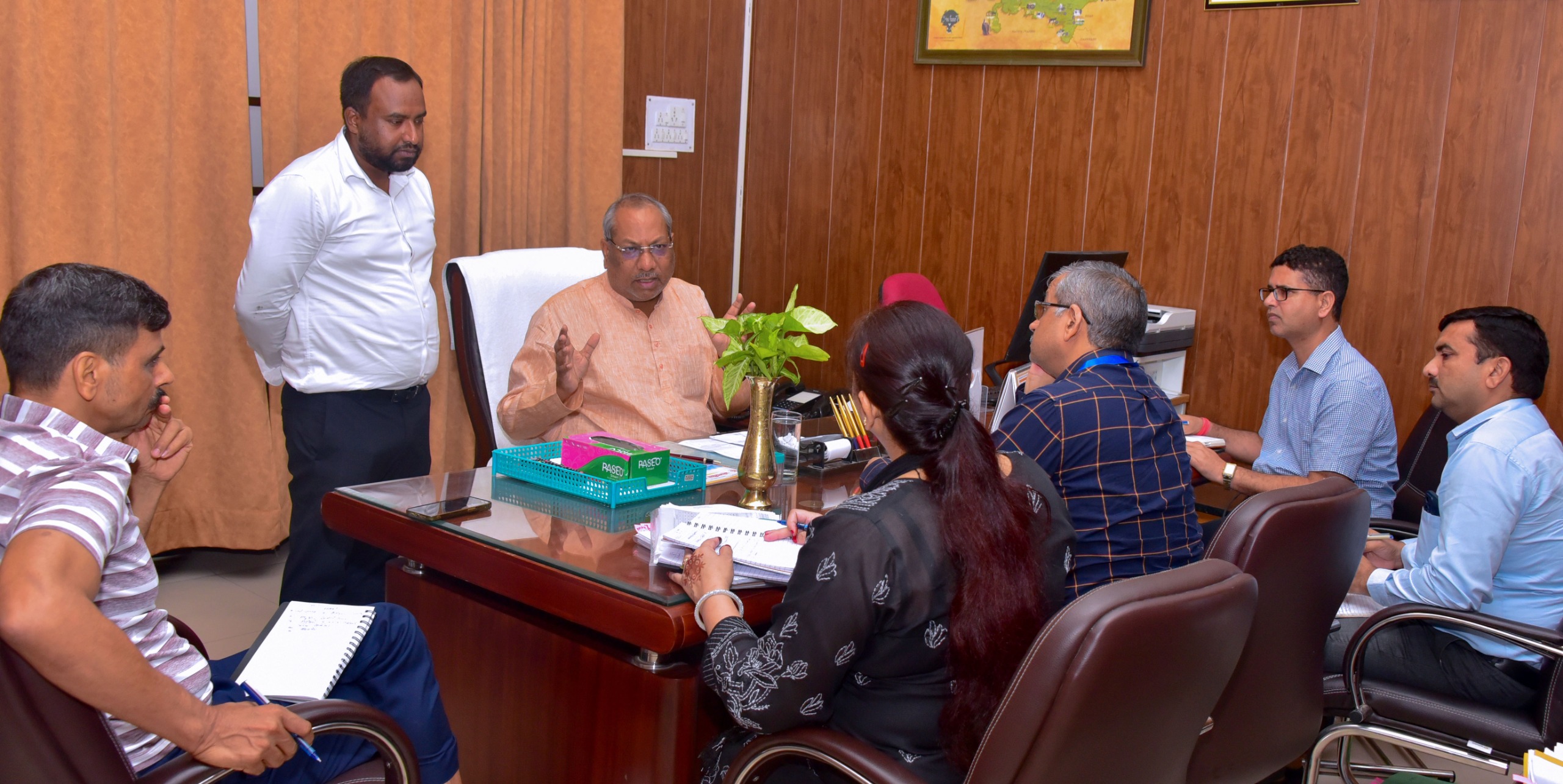 बैठक करते मत्स्य विकास विभाग के कैबिनेट मंत्री डॉ. संजय कुमार निषाद बैठक करते मत्स्य विकास विभाग के कैबिनेट मंत्री डॉ. संजय कुमार निषाद