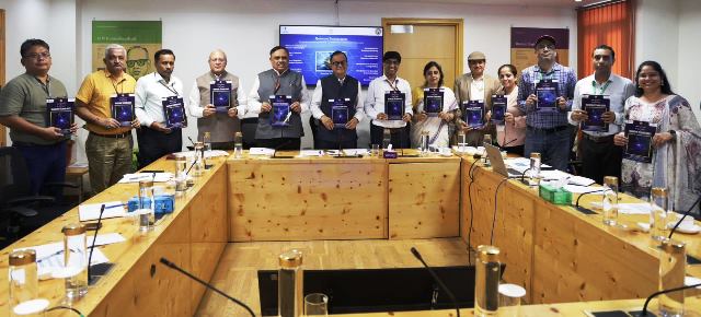 क्वांटम प्रौद्योगिकियों में एम.टेक कार्यक्रम की शुरुआत के अवसर पर भारत सरकार के प्रधान वैज्ञानिक सलाहकार कार्यालय के प्रो. ए.के. सूद, डीएसटी के सचिव डॉ. अभय करंदीकर, एचसीएल टेक्नोलॉजीज के सह-संस्थापक डॉ. अजय चौधरी, एआईसीटीई के अध्यक्ष प्रो. टी.जी. सीताराम, एआईसीटीई की सदस्य सचिव प्रो. श्यामा रथ क्वांटम प्रौद्योगिकियों में एम.टेक कार्यक्रम की शुरुआत के अवसर पर भारत सरकार के प्रधान वैज्ञानिक सलाहकार कार्यालय के प्रो. ए.के. सूद, डीएसटी के सचिव डॉ. अभय करंदीकर, एचसीएल टेक्नोलॉजीज के सह-संस्थापक डॉ. अजय चौधरी, एआईसीटीई के अध्यक्ष प्रो. टी.जी. सीताराम, एआईसीटीई की सदस्य सचिव प्रो. श्यामा रथ