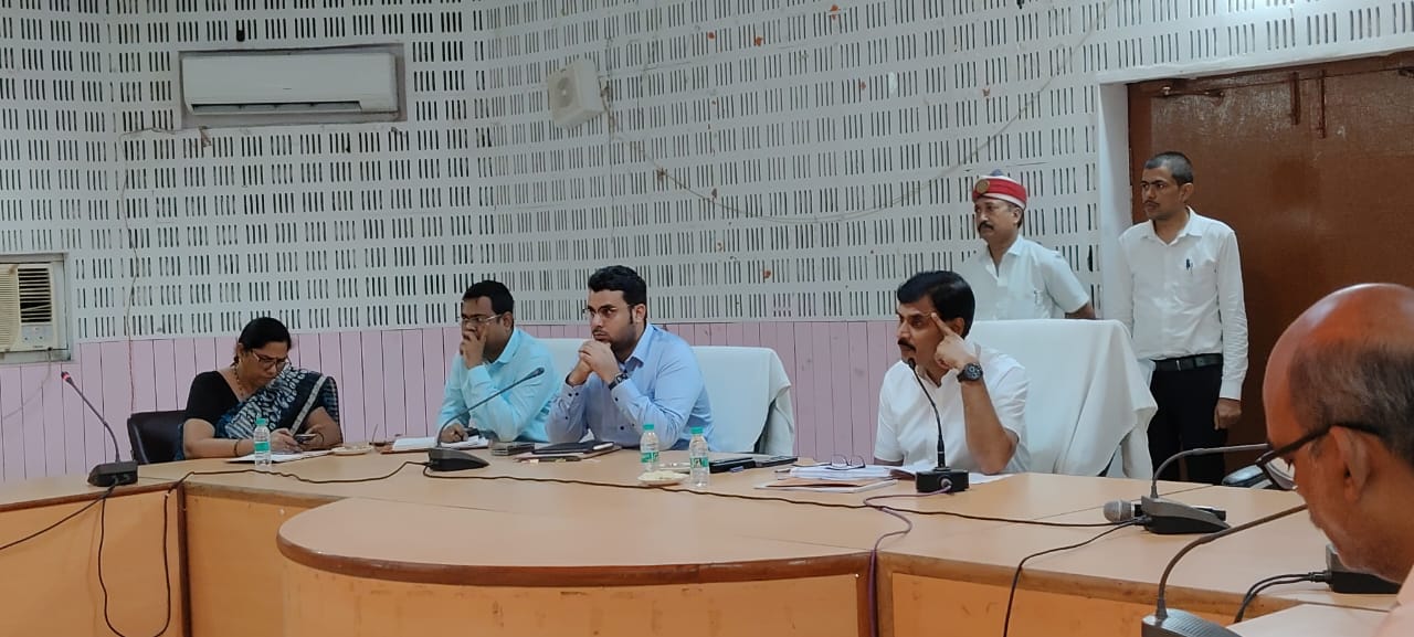 बैठक में डीएम व अन्य अधिकारी बैठक में डीएम व अन्य अधिकारी