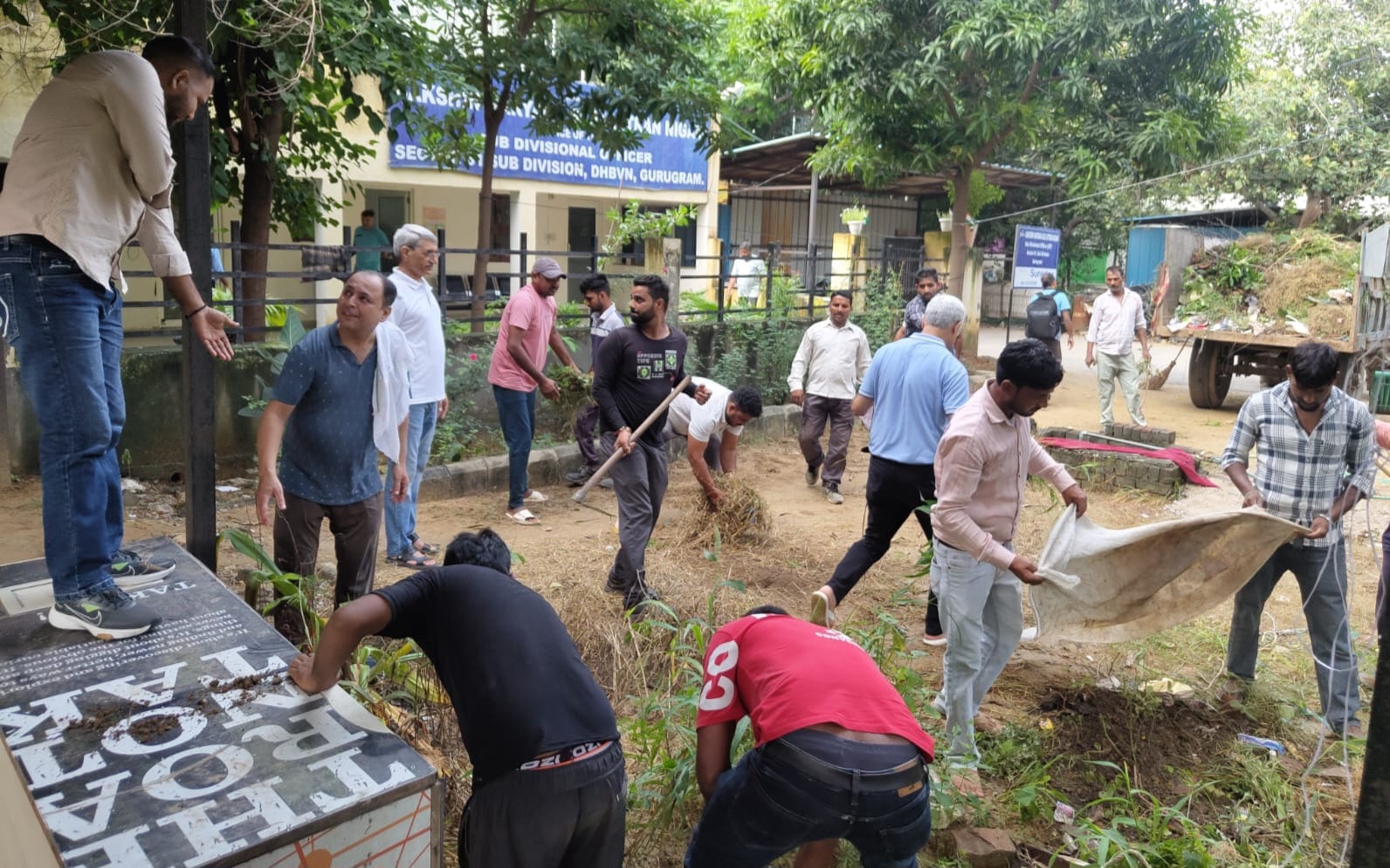 फोटो : हरियाणा राज्य कृषि विपणन बोर्ड के अधिकारी और कर्मचारी मंडियों में सफाई करते हुए। फोटो : हरियाणा राज्य कृषि विपणन बोर्ड के अधिकारी और कर्मचारी मंडियों में सफाई करते हुए।