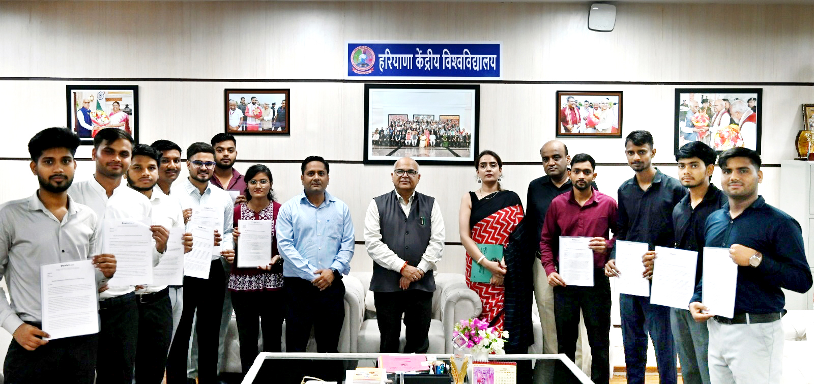 चयनित विद्यार्थियों के साथ मौजूद कुलपति प्रो टंकेश्वर कुमार। चयनित विद्यार्थियों के साथ मौजूद कुलपति प्रो टंकेश्वर कुमार।