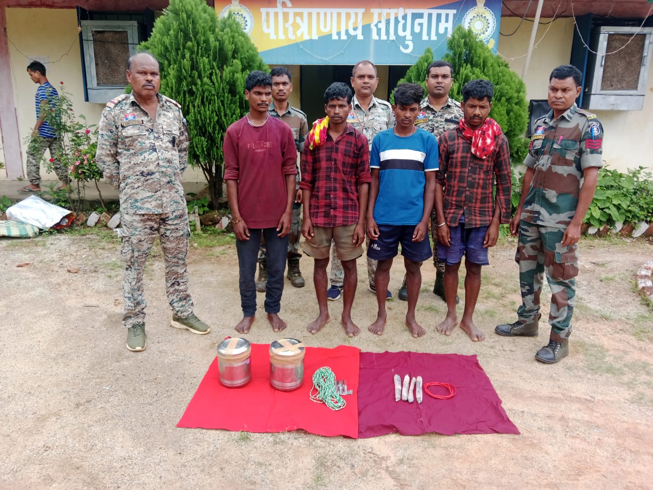 पुलिस गिरफ्त में दो लाख के इनामी सहित 04 नक्सली पुलिस गिरफ्त में दो लाख के इनामी सहित 04 नक्सली