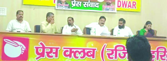 पत्रकारों से वार्ता करते हुए पत्रकारों से वार्ता करते हुए