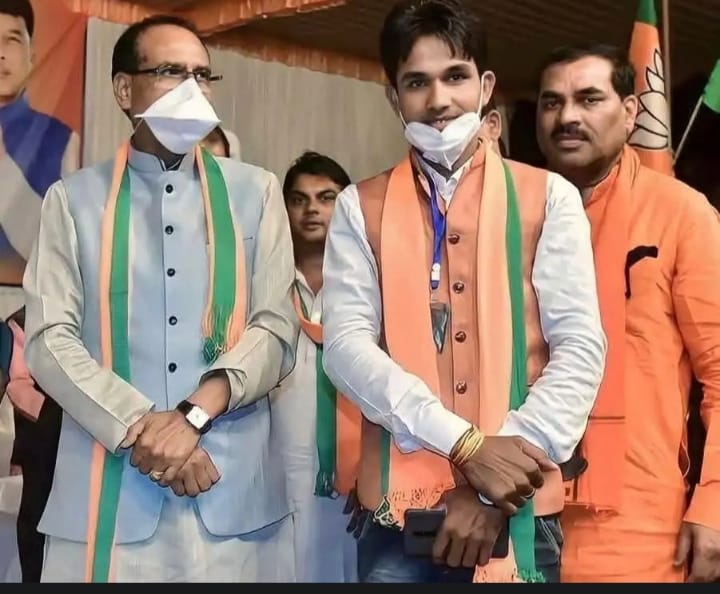 कांग्रेस के राष्ट्रीय सचिव और मप्र में युवा कांग्रेस के प्रभारी चंदन यादव ने यह फोटो पोस्ट कर लिखा कि इसने मोदी को गाली दी है कांग्रेस के राष्ट्रीय सचिव और मप्र में युवा कांग्रेस के प्रभारी चंदन यादव ने यह फोटो पोस्ट कर लिखा कि इसने मोदी को गाली दी है