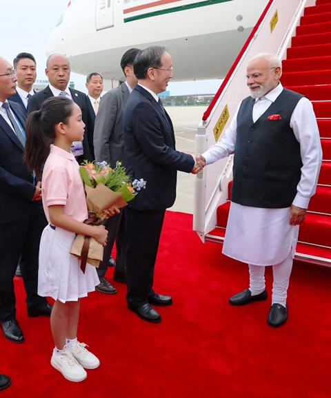 प्रधानमंत्री नरेन्द्र मोदी का चीन पहुंचने पर स्वागत प्रधानमंत्री नरेन्द्र मोदी का चीन पहुंचने पर स्वागत