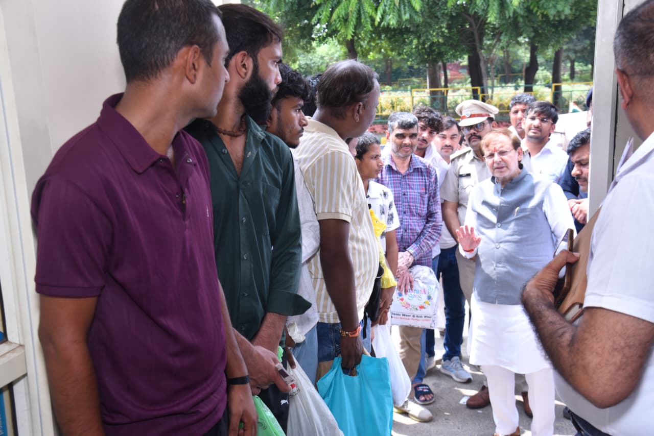 फोटो : भोंडसी जेल में कैदियों से मुलाकात करने आए लोगों से बातचीत करते कारागार मंत्री डॉ अरविन्द शर्मा। फोटो : भोंडसी जेल में कैदियों से मुलाकात करने आए लोगों से बातचीत करते कारागार मंत्री डॉ अरविन्द शर्मा।