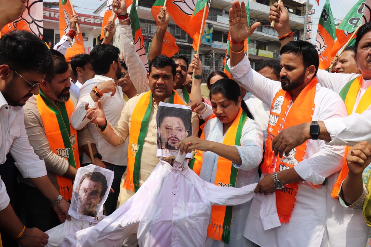 फोटो : राहुल गांधी और तेजस्वी यादव का पुतल फूंकते भाजपा कार्यकर्ता फोटो : राहुल गांधी और तेजस्वी यादव का पुतल फूंकते भाजपा कार्यकर्ता