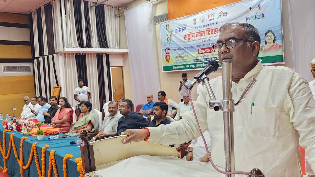 खिलाड़ियों को संबोधित करते हुए राज्य मंत्री गिरीश चंद्र यादव खिलाड़ियों को संबोधित करते हुए राज्य मंत्री गिरीश चंद्र यादव