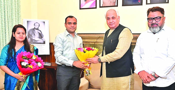 स्वागत करते हुए डीएम