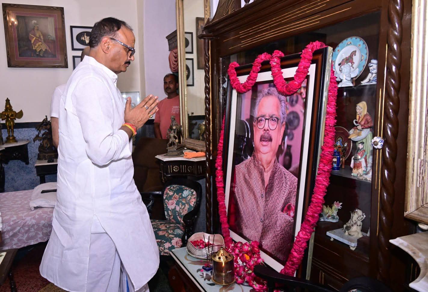 उप मुख्यमंत्री बृजेश पाठक ने अयोध्या के राजा रहे स्वर्गीय विमलेंद्र मोहन प्रताप मिश्र को दी श्रद्धांजलि उप मुख्यमंत्री बृजेश पाठक ने अयोध्या के राजा रहे स्वर्गीय विमलेंद्र मोहन प्रताप मिश्र को दी श्रद्धांजलि