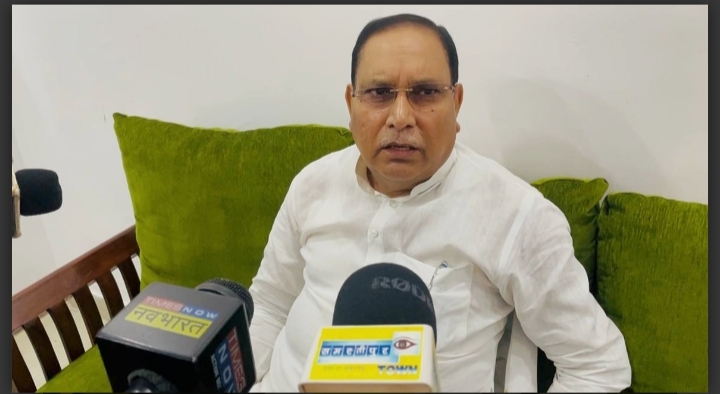 मंत्री महेश्वर हजारी ने खुदीराम बोस पूसा स्टेशन पर अवध असम एवं पवन एक्सप्रेस के ठहराव की मांग मंत्री महेश्वर हजारी ने खुदीराम बोस पूसा स्टेशन पर अवध असम एवं पवन एक्सप्रेस के ठहराव की मांग