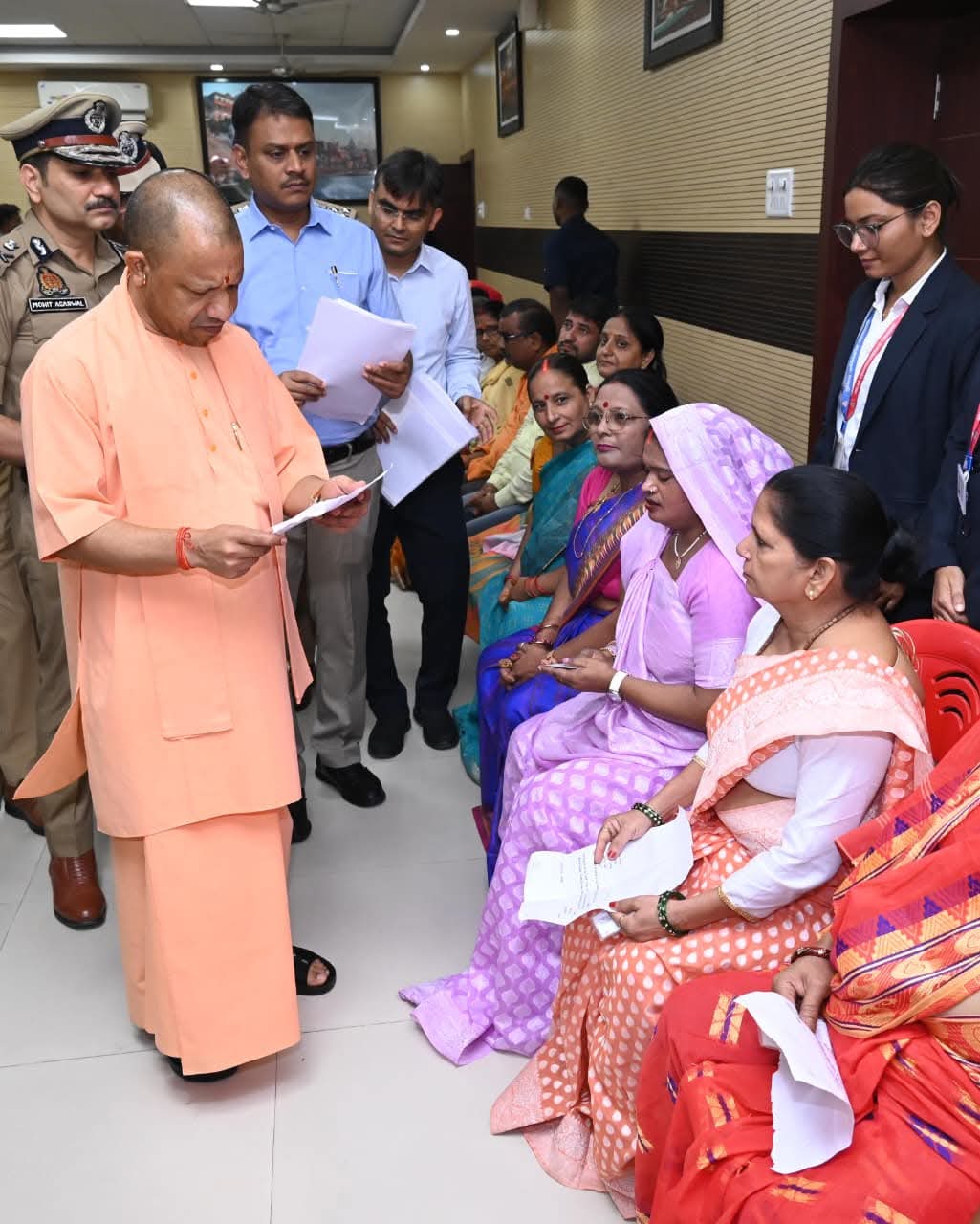 जन समस्या सुनते मुख्यमंत्री योगी आदित्यनाथ जन समस्या सुनते मुख्यमंत्री योगी आदित्यनाथ