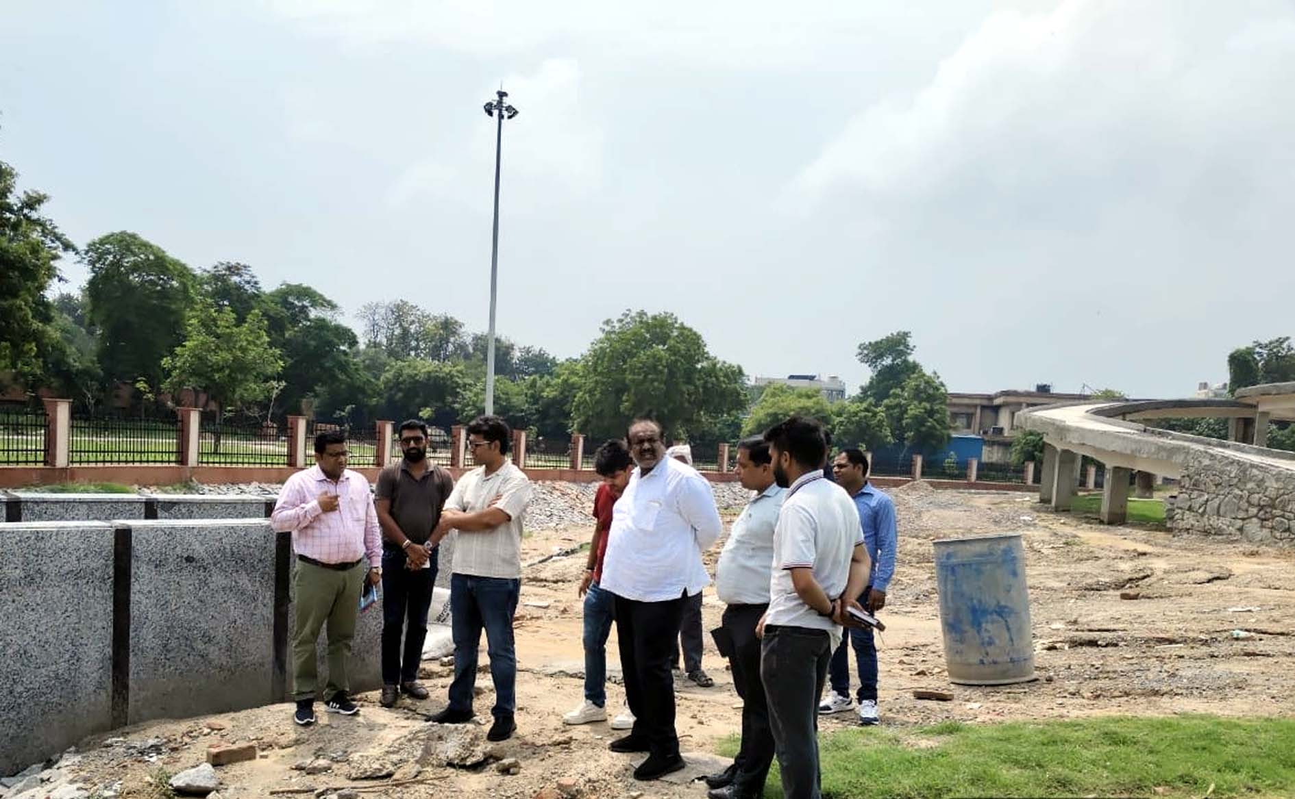 निर्माण कार्यों का निरीक्षण करते निगमायुक्त नीरज एवं अन्य अधिकारी। निर्माण कार्यों का निरीक्षण करते निगमायुक्त नीरज एवं अन्य अधिकारी।