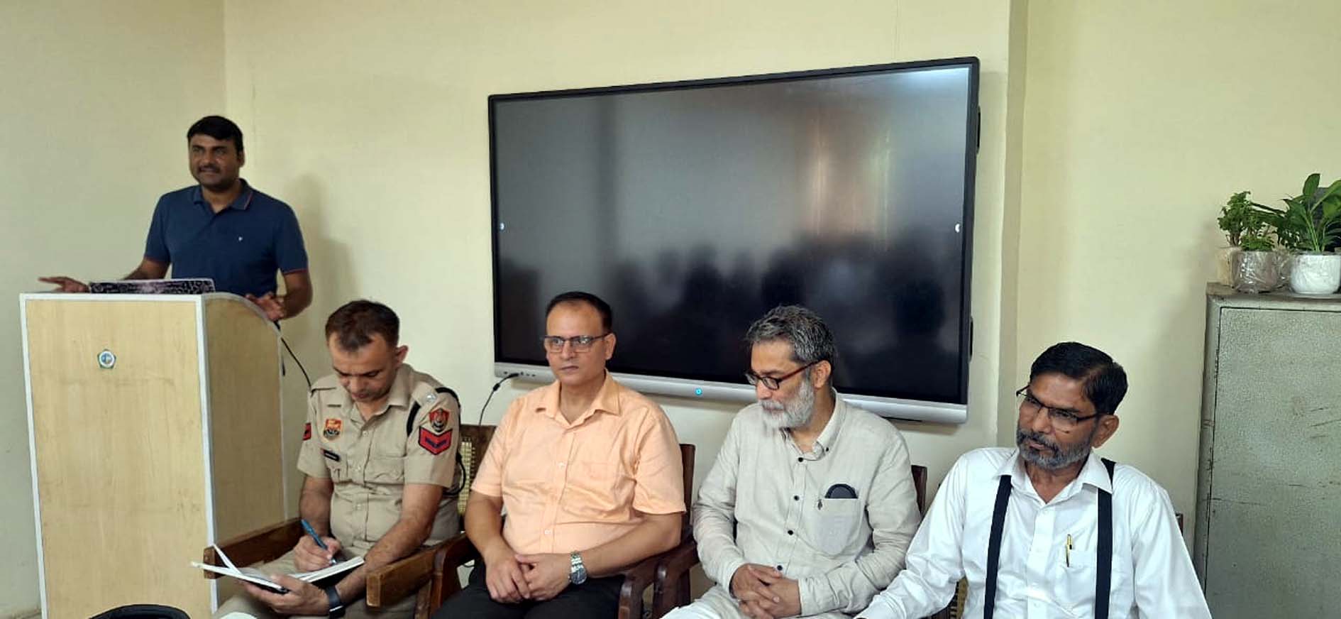 जनसंचार विभाग में कार्यशाला को संबोधित करते विषय विशेषज्ञ श्याम लाल सरबटे। जनसंचार विभाग में कार्यशाला को संबोधित करते विषय विशेषज्ञ श्याम लाल सरबटे।