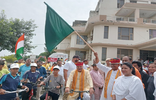 साइक्लोथॉन को हरी झंडी दिखा रवाना करते राज्यसभा सांसद रामचंद्र जांगड़ा।