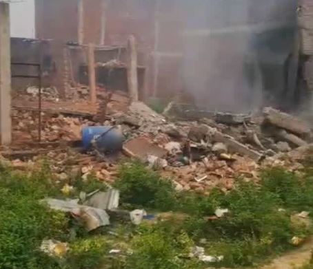 लखनऊ में पटाखा फैक्टरी में विस्फोट, दो लोगों की मौत लखनऊ में पटाखा फैक्टरी में विस्फोट, दो लोगों की मौत