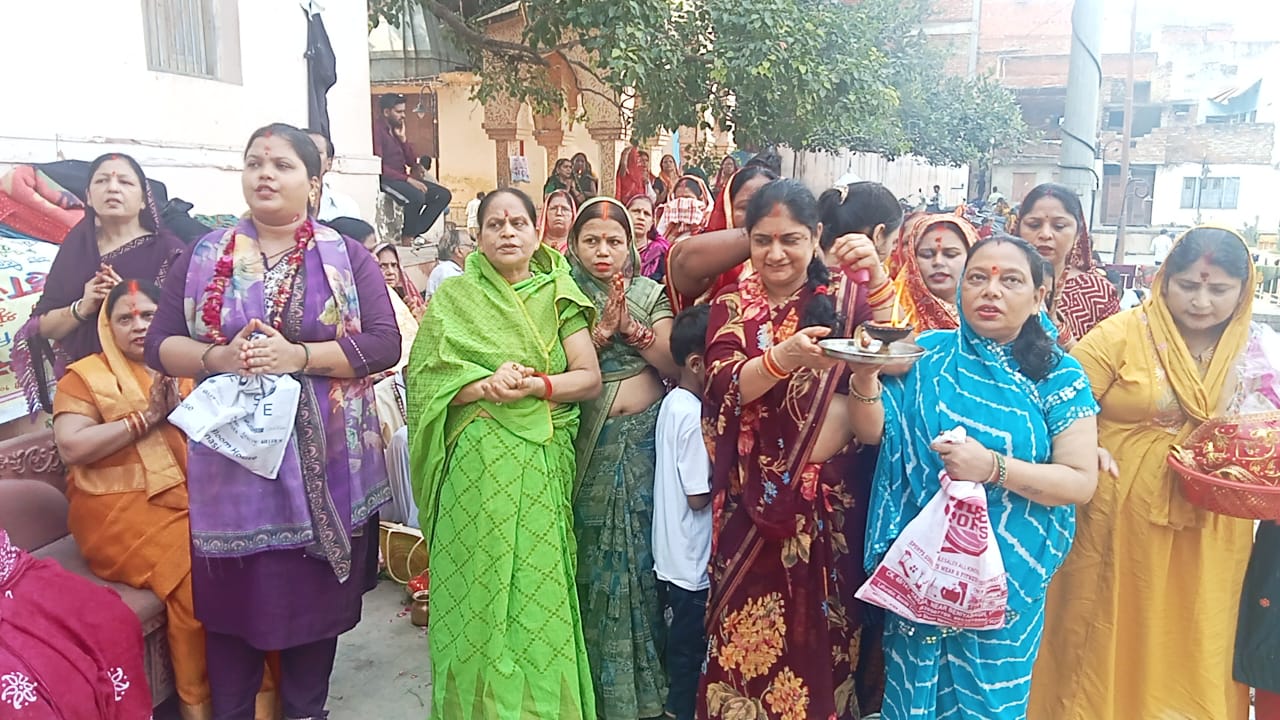 लक्ष्मीकुंड स्थित महालक्ष्मी का दरबार ,चौखट पर श्रद्धालु लक्ष्मीकुंड स्थित महालक्ष्मी का दरबार ,चौखट पर श्रद्धालु