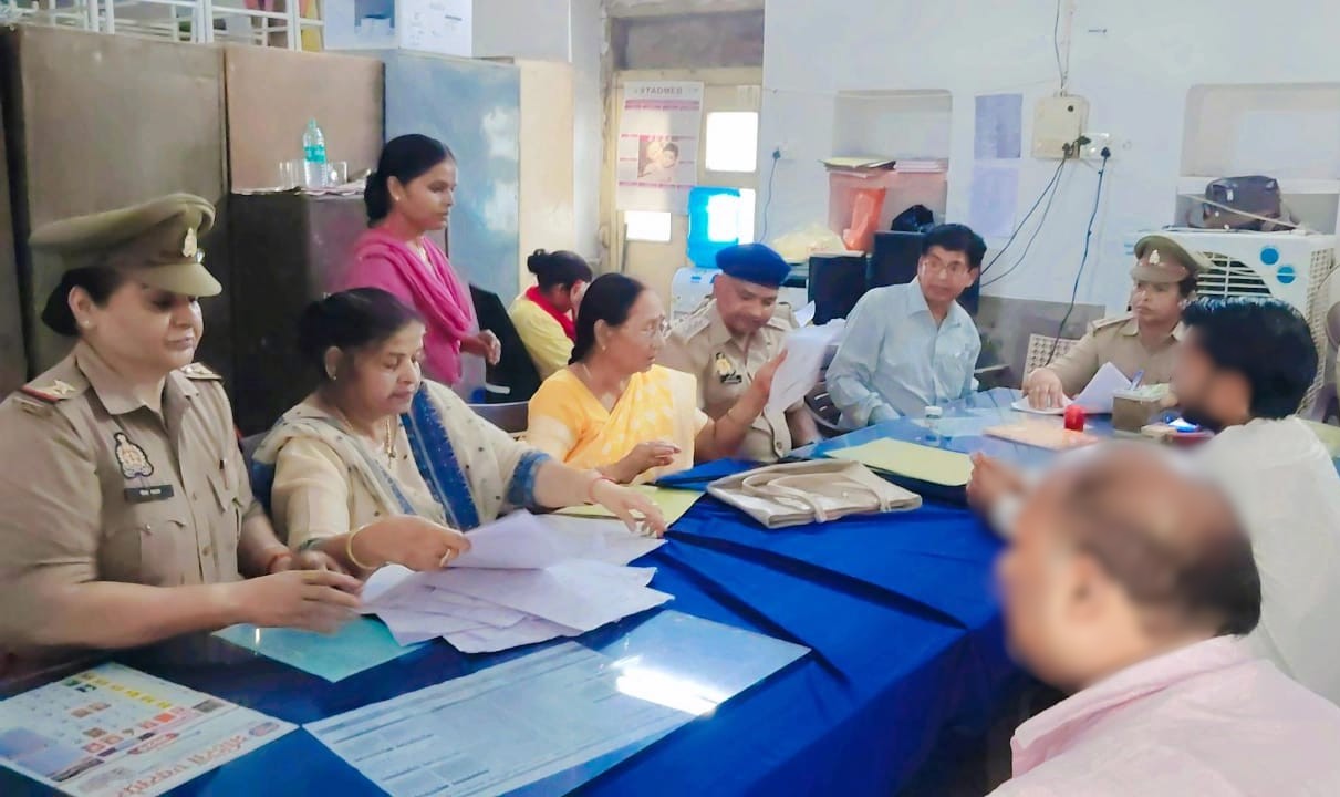 काउंसिलिंग के दौरान महिला उपनिरीक्षक, परिवार परामर्श केंद्र के सदस्य। काउंसिलिंग के दौरान महिला उपनिरीक्षक, परिवार परामर्श केंद्र के सदस्य।