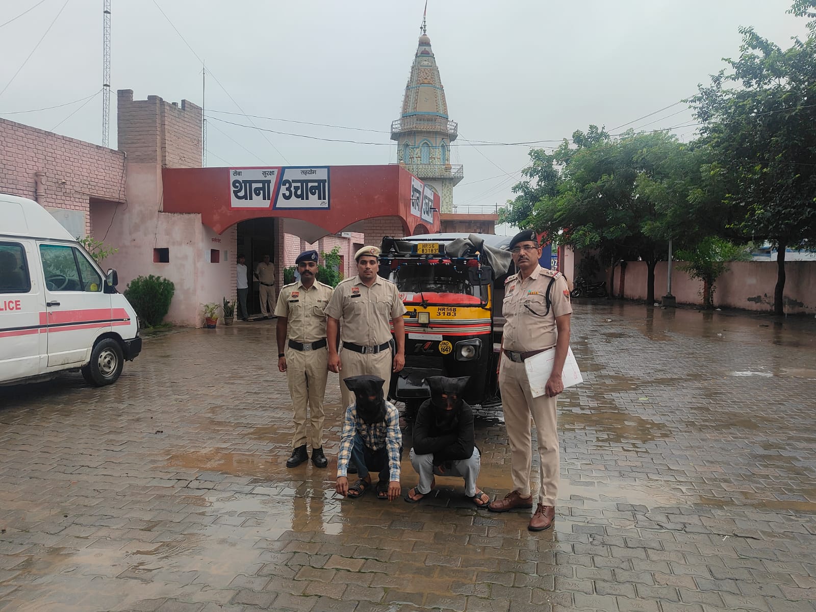 पुलिस गिरफ्त में आरोपित। पुलिस गिरफ्त में आरोपित।