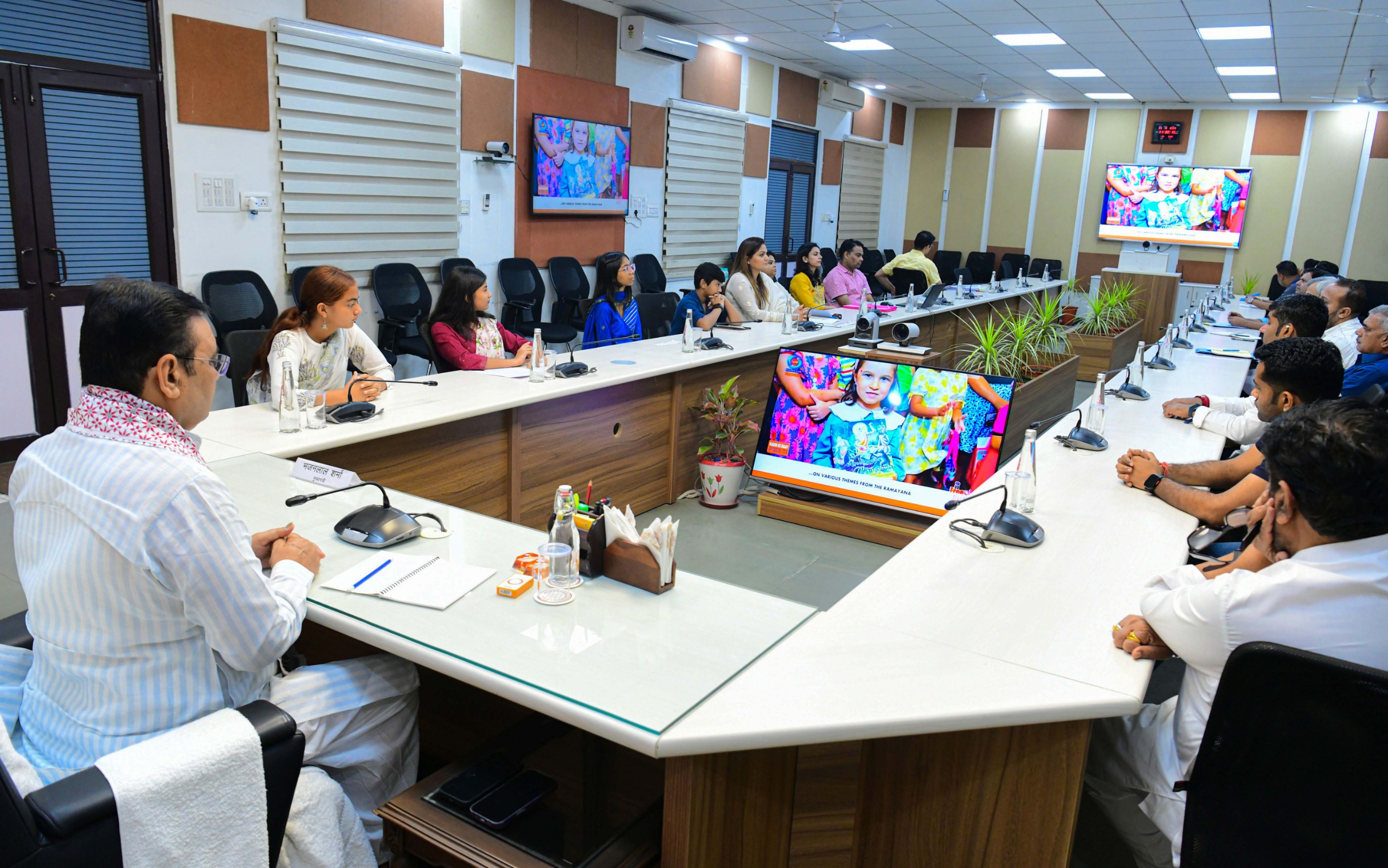 मुख्यमंत्री भजनलाल शर्मा मन की बात कार्यक्रम सुनते हुए। मुख्यमंत्री भजनलाल शर्मा मन की बात कार्यक्रम सुनते हुए।