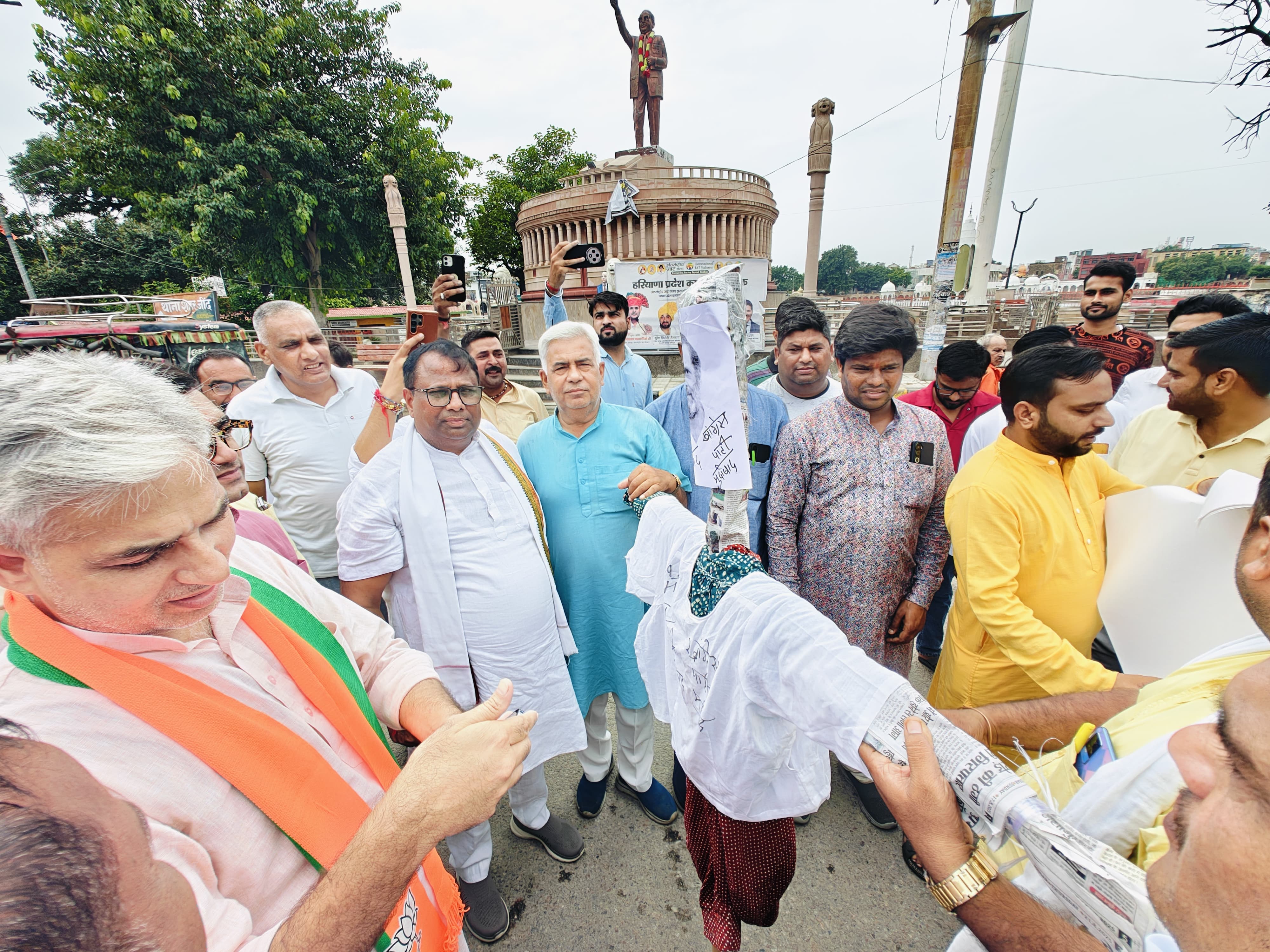 रोष जताते हुए भाजपा कार्यकर्ता। रोष जताते हुए भाजपा कार्यकर्ता।