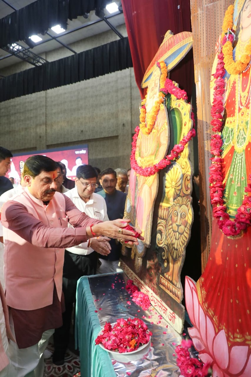मुख्यमंत्री ठाठीपुर के राजा श्रीगणेश जी की आरती में शामिल हुए