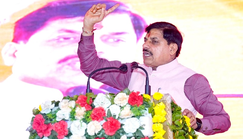 मुख्यमंत्री डॉ. यादव अटल प्रतिमा के अनावरण कार्यक्रम को संबोधित करते हुए