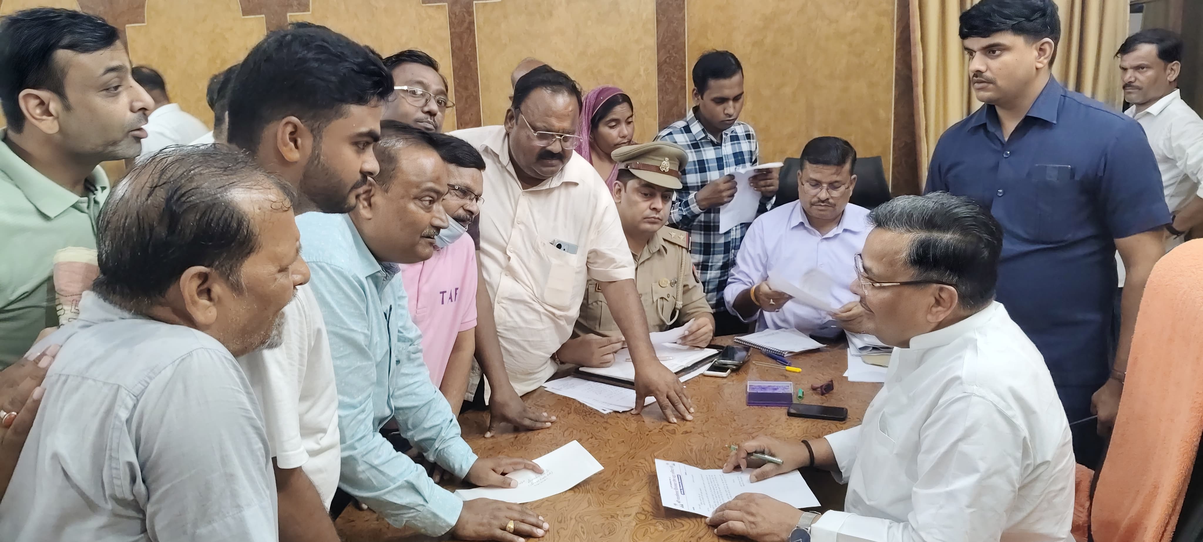 जनसुनवाई करते पर्यटन मंत्री जयवीर सिंह