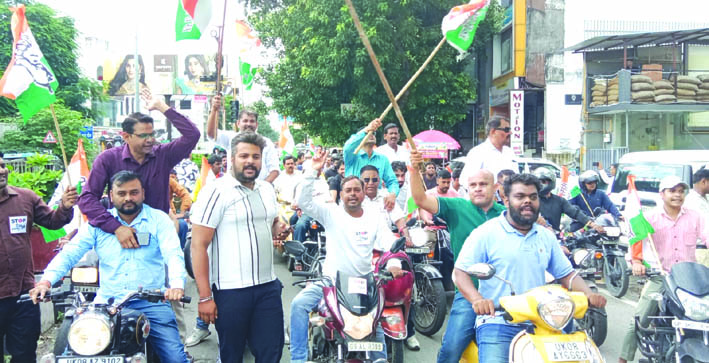 बाइक रैली के दौरान बाइक रैली के दौरान