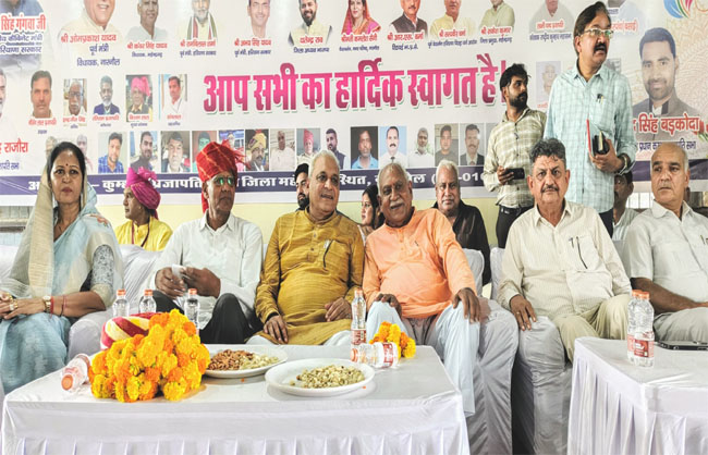 दक्ष प्रजापति सम्मेलन एवं प्रतिभा सम्मान समारोह में मौजूद मंत्री रणवीर सिंह गंगवा। दक्ष प्रजापति सम्मेलन एवं प्रतिभा सम्मान समारोह में मौजूद मंत्री रणवीर सिंह गंगवा।