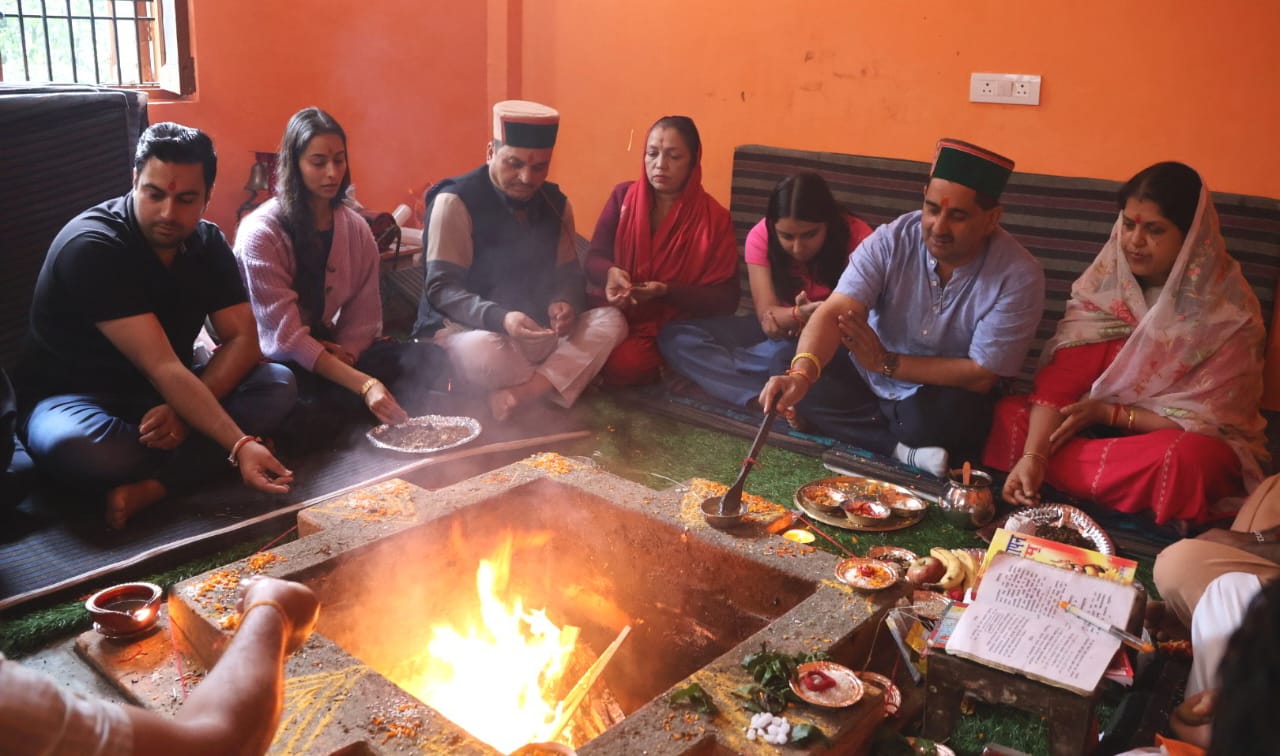 मंदिर में पूजा अर्चना करते हुए उपमुख्य सचेतक। मंदिर में पूजा अर्चना करते हुए उपमुख्य सचेतक।