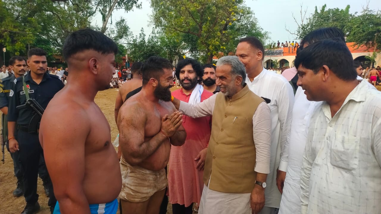 केंद्रीय सहकारिता राज्य मंत्री कृष्णपाल गुर्जर खिलाडियों से मुलाकात करते हुए केंद्रीय सहकारिता राज्य मंत्री कृष्णपाल गुर्जर खिलाडियों से मुलाकात करते हुए
