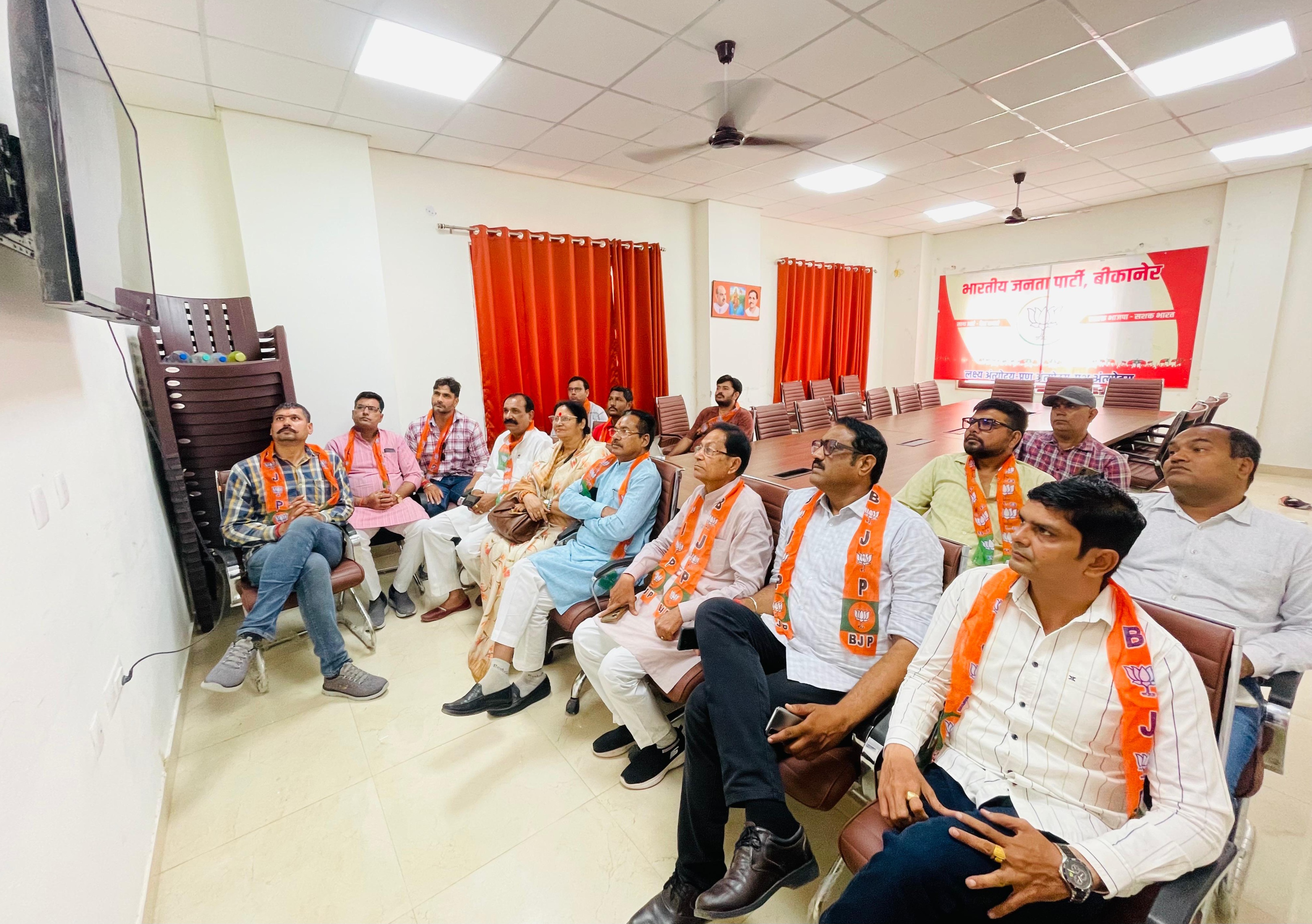 पीएम मोदी मन की बात के 125 वें एपिसोड को बीकानेर भाजपा नेताओं ने सामूहिक रूप से सुना पीएम मोदी मन की बात के 125 वें एपिसोड को बीकानेर भाजपा नेताओं ने सामूहिक रूप से सुना