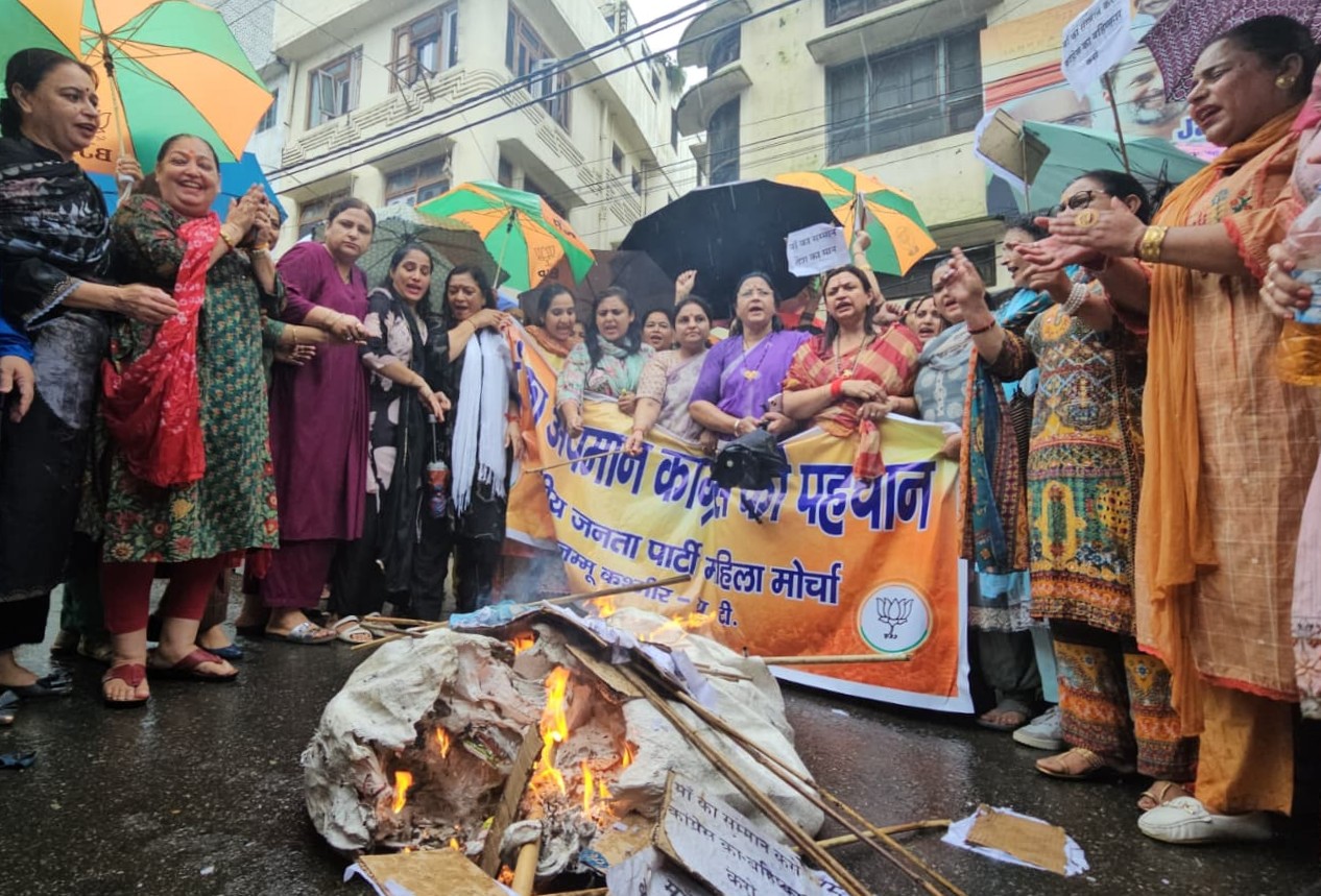 कांग्रेस नेताओं की टिप्पणी के खिलाफ भाजपा महिला मोर्चा का जोरदार प्रदर्शन कांग्रेस नेताओं की टिप्पणी के खिलाफ भाजपा महिला मोर्चा का जोरदार प्रदर्शन