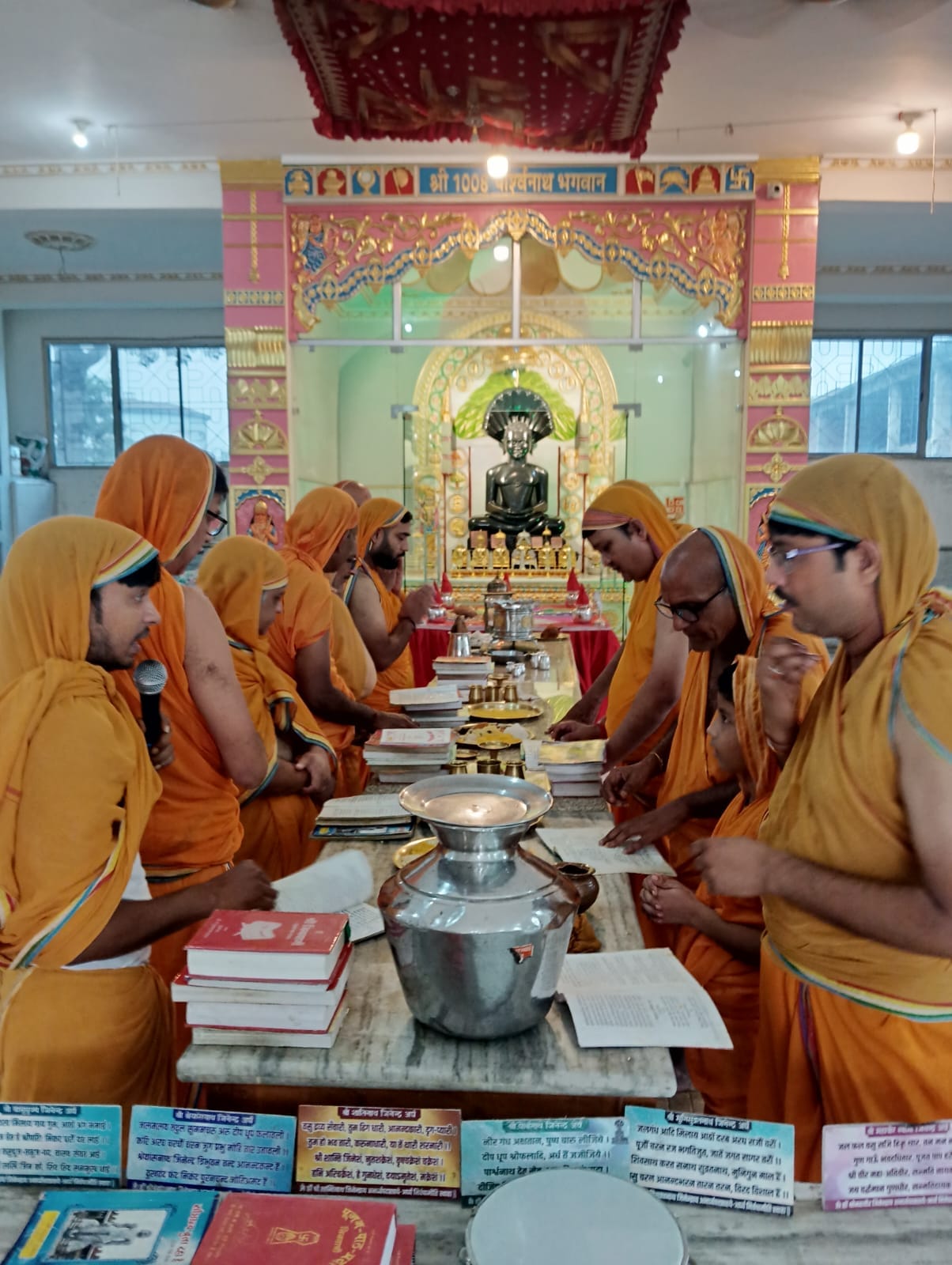 पूजा करते श्रद्धालु