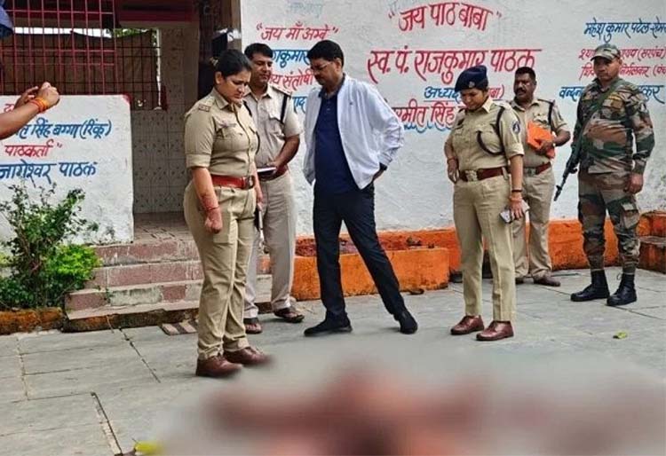 मंदिर में पुजारी की लाश खून में सनी हुई मिली मंदिर में पुजारी की लाश खून में सनी हुई मिली