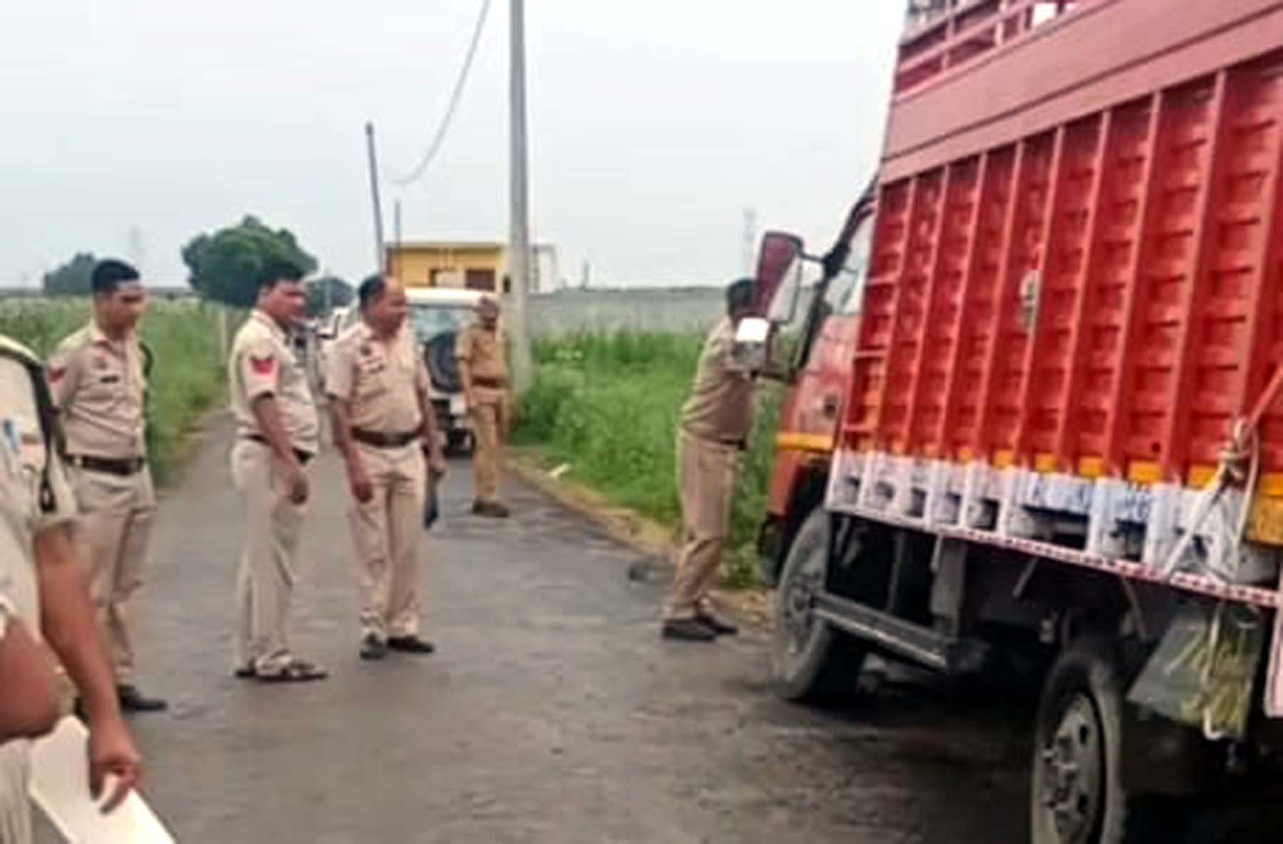 गुरुग्राम के खंड सोहना में पकड़ा गया गायों से भरा कंटेनर। गुरुग्राम के खंड सोहना में पकड़ा गया गायों से भरा कंटेनर।