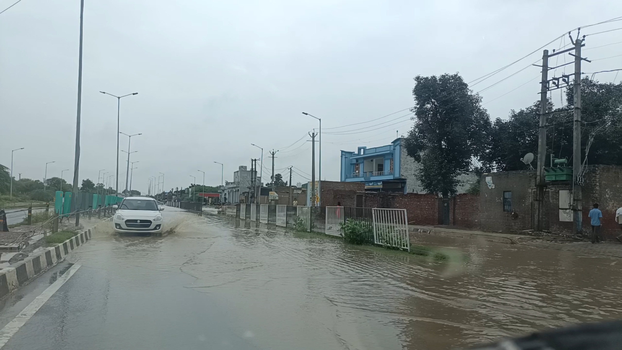 बड़ौदा में नेशनल हाइवे पर जलभराव से गुजरते हुए वाहन। बड़ौदा में नेशनल हाइवे पर जलभराव से गुजरते हुए वाहन।