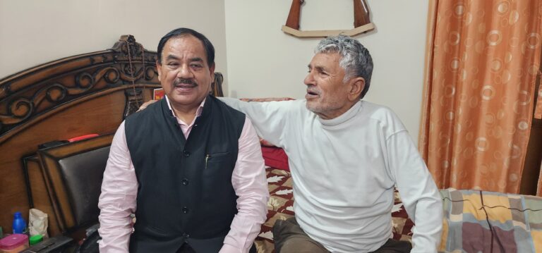 दिवाकर भट्ट से मुलाकात करते हरक सिंह रावत दिवाकर भट्ट से मुलाकात करते हरक सिंह रावत