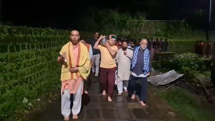 डल झील में स्नान से पूर्व भगवान शिव के लिए जल लेकर जाते हुए वूल फेडरेशन के अध्यक्ष और अन्य। डल झील में स्नान से पूर्व भगवान शिव के लिए जल लेकर जाते हुए वूल फेडरेशन के अध्यक्ष और अन्य।