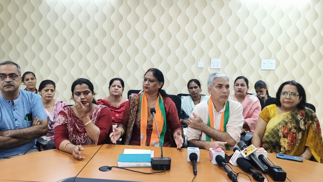 पत्रकारों से बातचीत करते हुए डा. पुष्पा तायल।