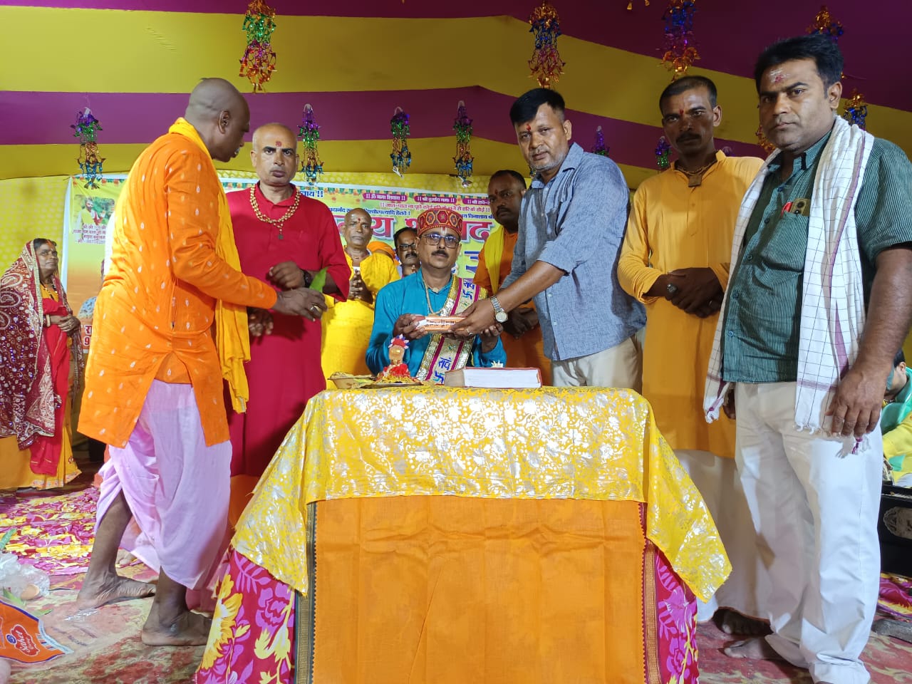 श्रीमद् भागवत कथा सप्ताह का शुभारंभ करते अतिथि श्रीमद् भागवत कथा सप्ताह का शुभारंभ करते अतिथि