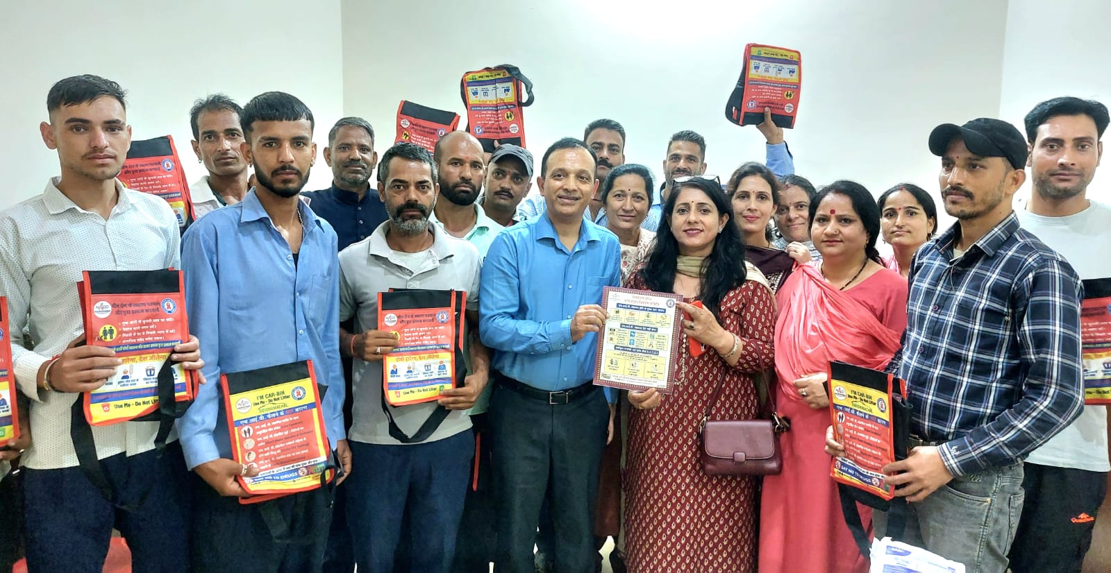 हिमाचल प्रदेश राज्य एड्स कंट्रोल सोसायटी के सहयोग से कार बिन बांटते हुए।