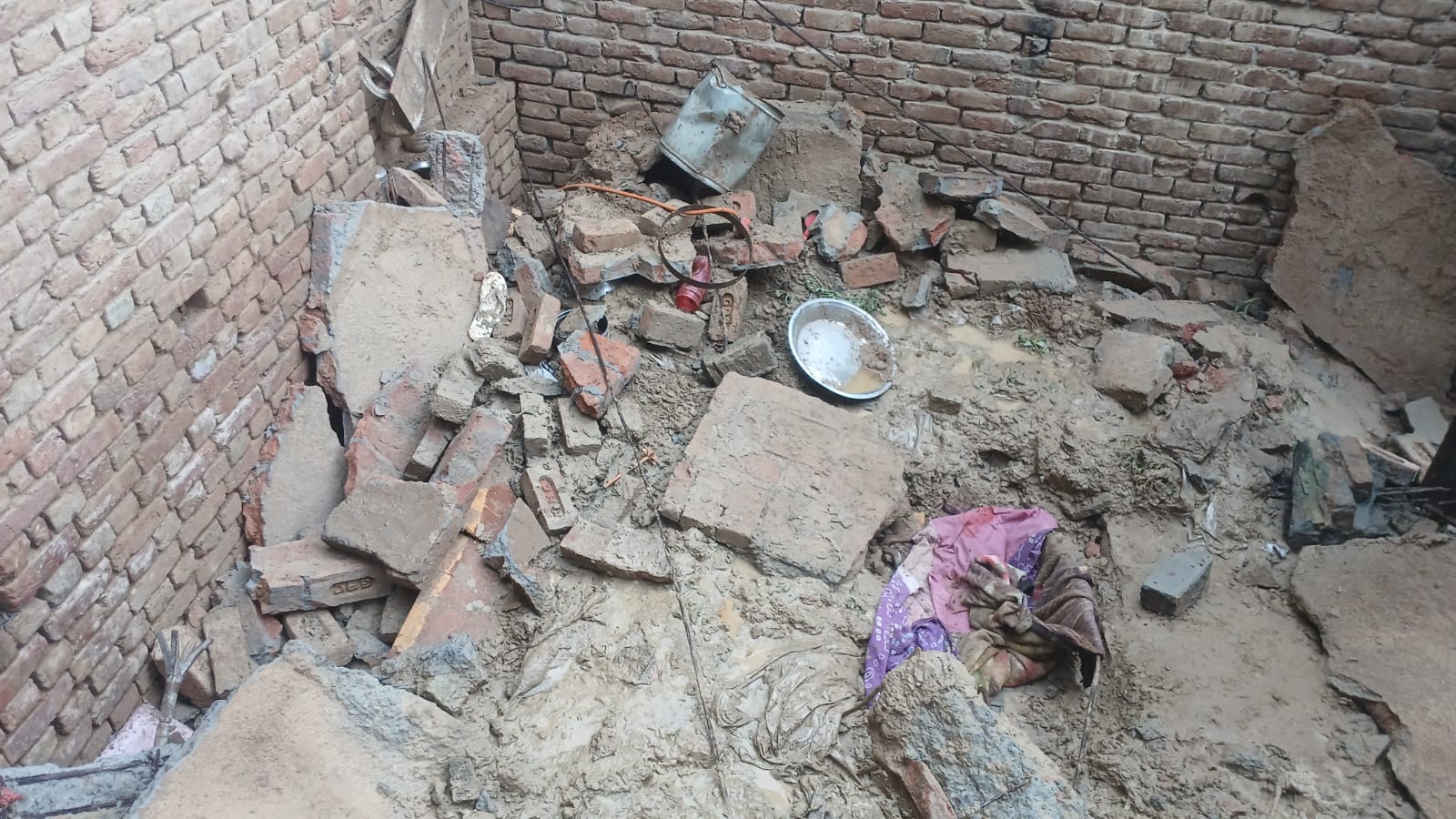खुईयांनेपालपुर में बरसात में गिरी छत का मलबा। खुईयांनेपालपुर में बरसात में गिरी छत का मलबा।